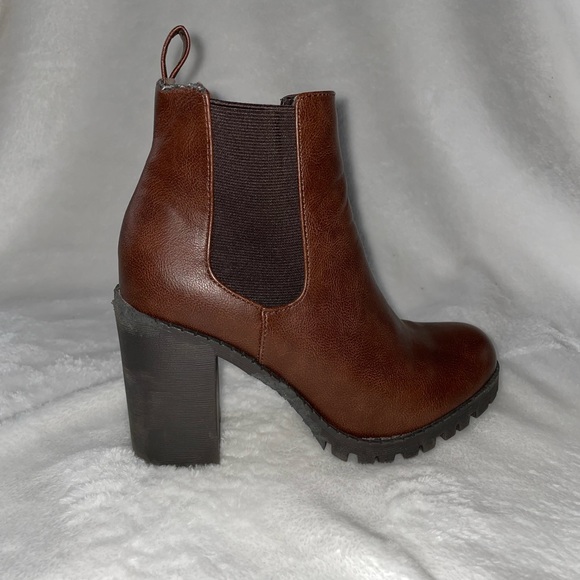 Soda Block Heel Booties. Size 6 1/2. - Picture 5 of 7